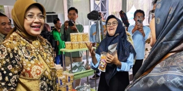 IES 2026, Booth UIN Siber Cirebon Dikunjungi Ibu Menteri Agama 7 Ibu Menteri Agama Republik Indonesia, Dr. Hj. Helmi Halimatul Udhma, M.si., Saat Mengunjungi Booth Uin Siber Cirebon Dalam Gelaran Ies 2026 Di Masjid Istiqlal Jakarta, Sabtu, 31 Oktober 2026.