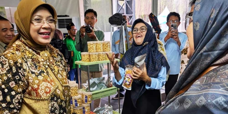Ibu Menteri Agama Republik Indonesia, Dr. Hj. Helmi Halimatul Udhma, M.si., Saat Mengunjungi Booth Uin Siber Cirebon Dalam Gelaran Ies 2026 Di Masjid Istiqlal Jakarta, Sabtu, 31 Oktober 2026.